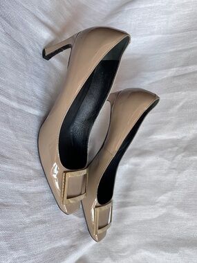 Roger Vivier Nude Patent Leather Buckle Pumps
